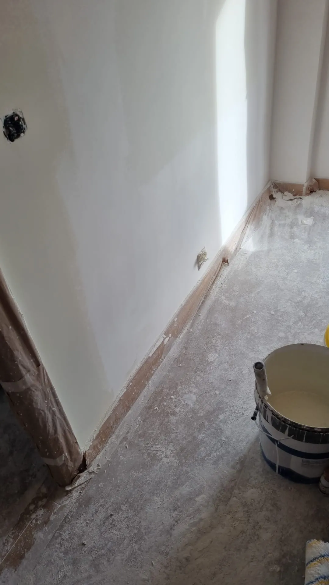 Presupuesto de pintura: pintando una pared alisada con el suelo protegido