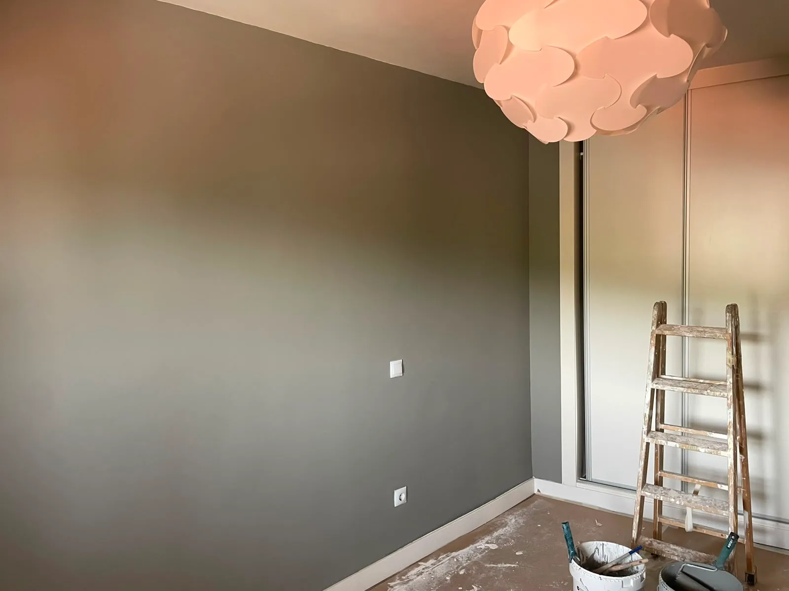 Dormitorio pintado en gris con acabado liso