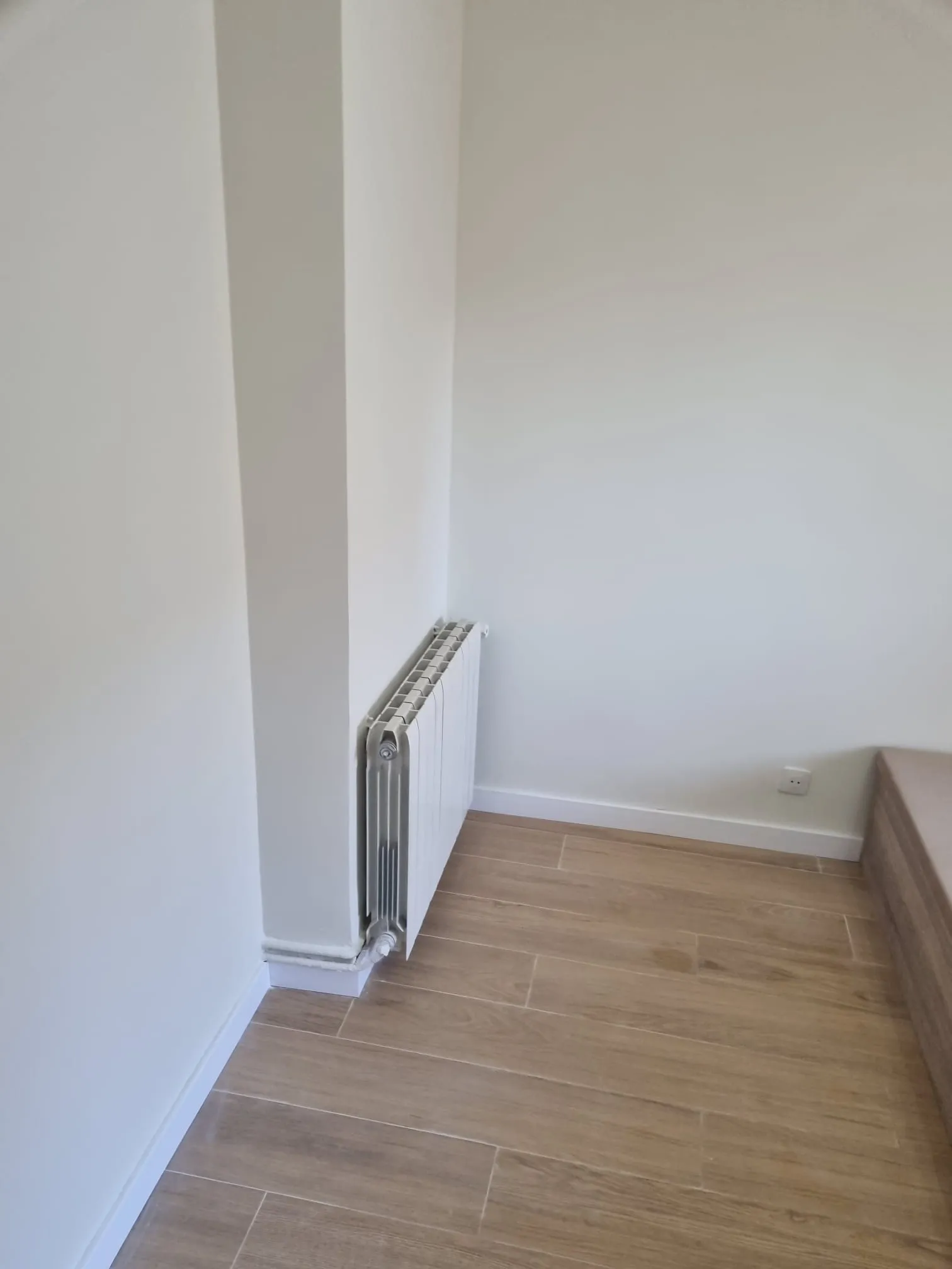 Habitación recién pintada en un piso de Colonia Jardín (Madrid)