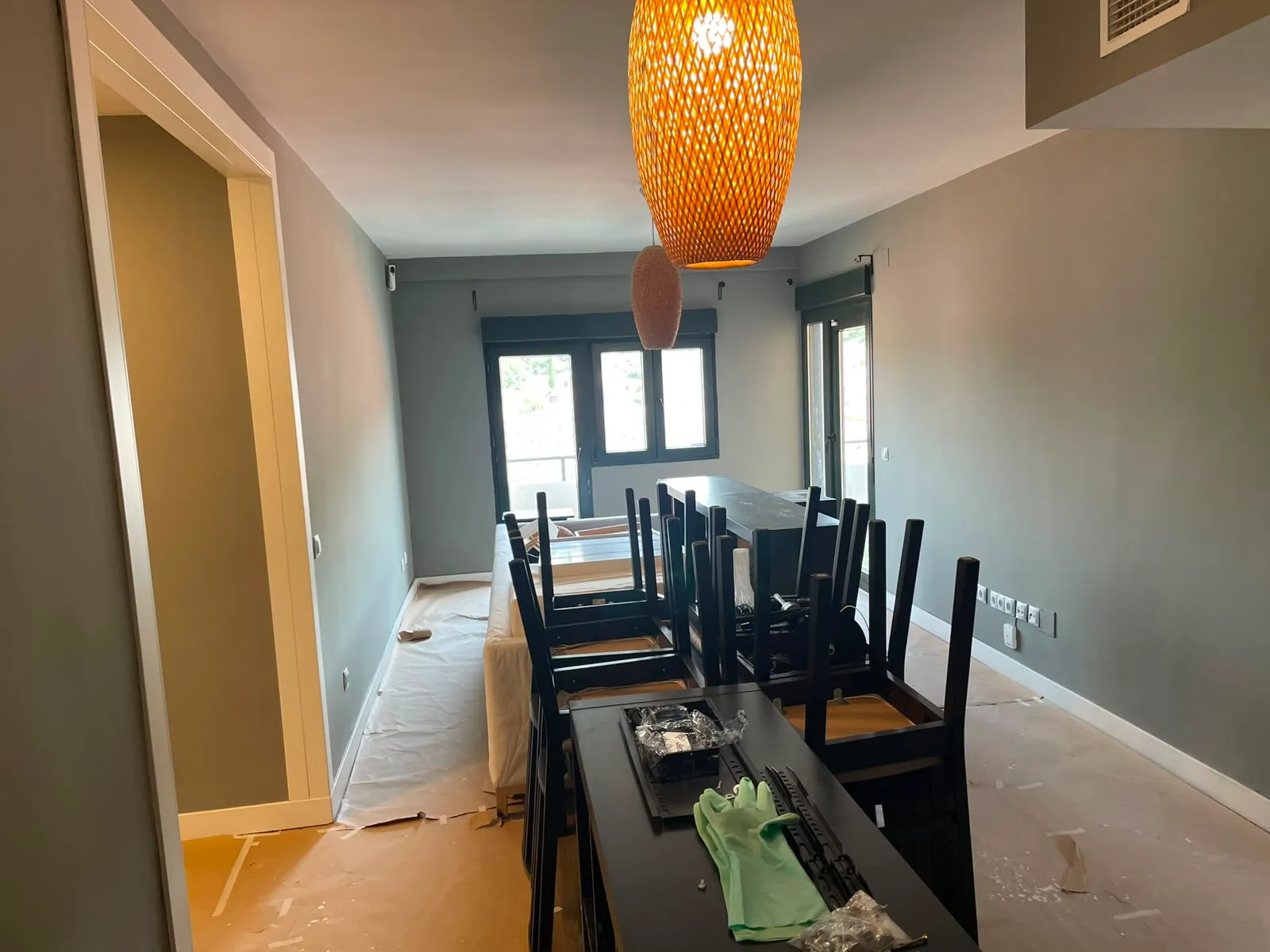 Precio de pintar un piso: salón con los muebles agrupados y protegidos