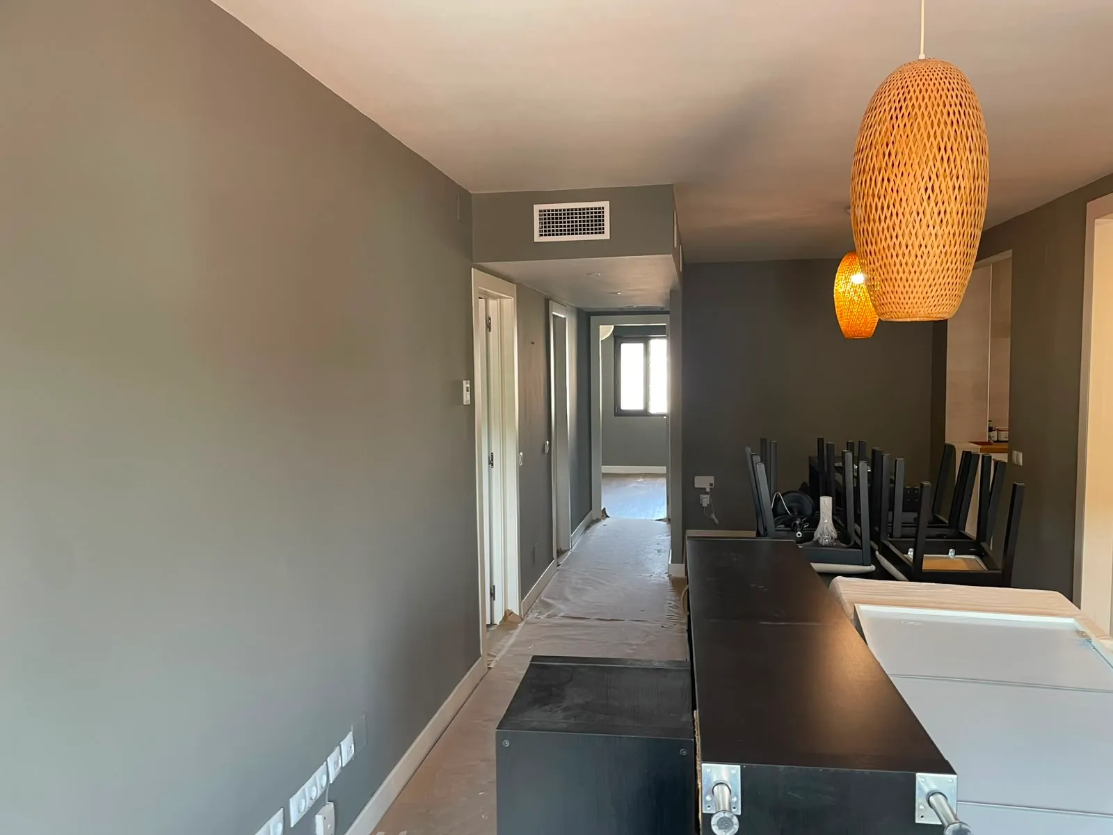 Salón de un piso recién pintado en gris topo