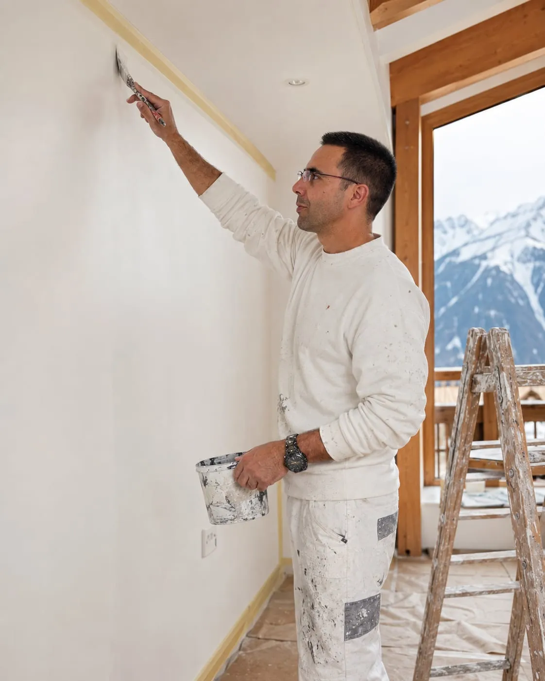 Pintor pintando un chalet en Móstoles