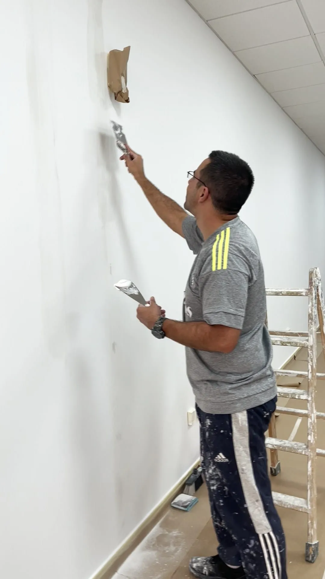 Pintor pintando un piso en Madrid