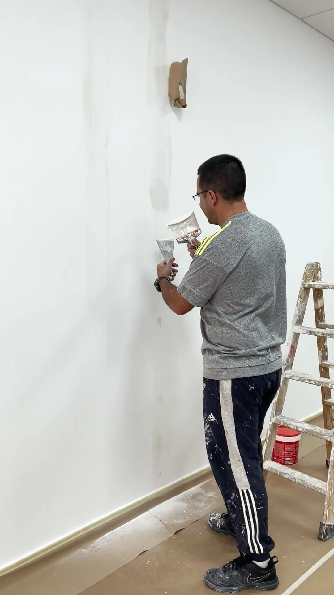 Pintor profesional pintando una vivienda en Madrid